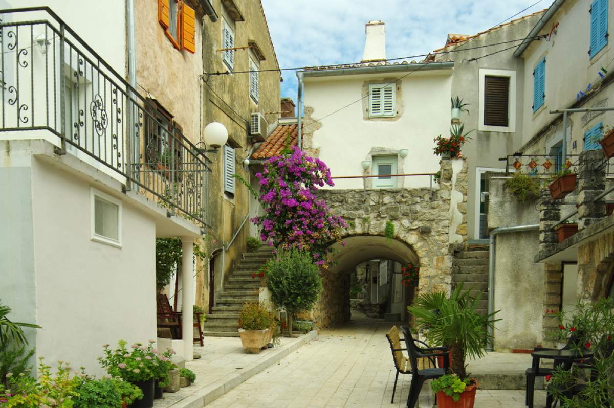 stone streets in Omišalj